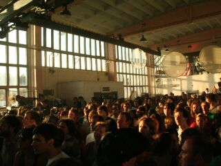 crowd bei the whitest boy alive