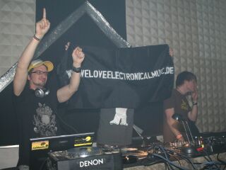 karozze & lazy laptop hero