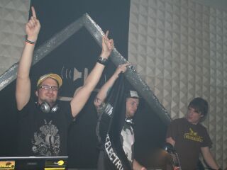 karozze & lazy laptop hero